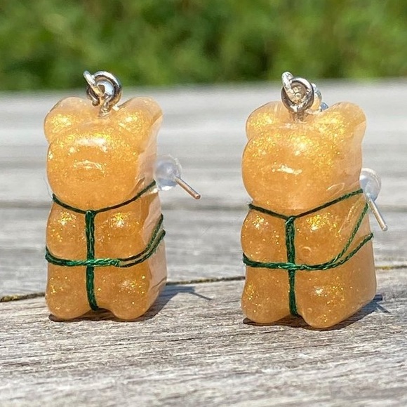 Gummy bear earrings with shibari tie